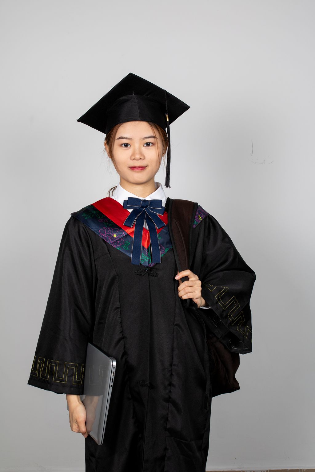 原创大学生穿学士服棚拍毕业照动作形象展示版权可商用