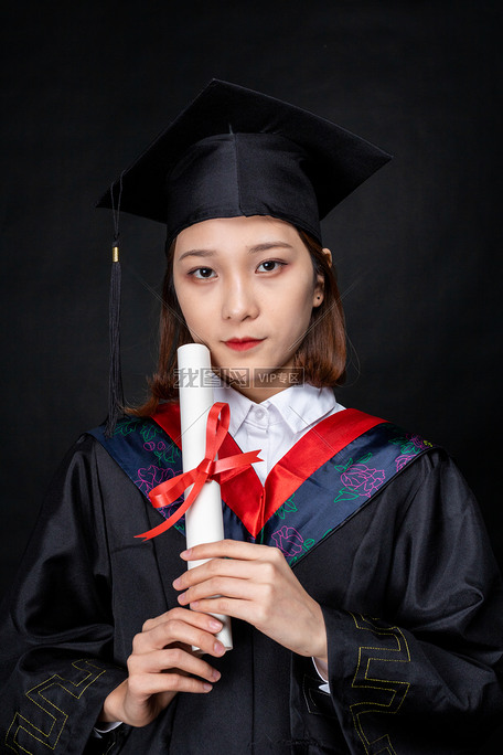 大学生穿学士服棚拍毕业照动作形象展示