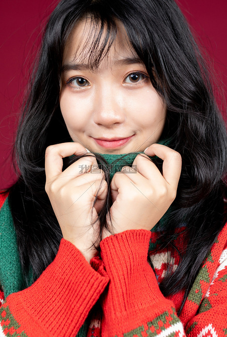 甜美青年女性穿圣诞服装棚拍形象动作展示