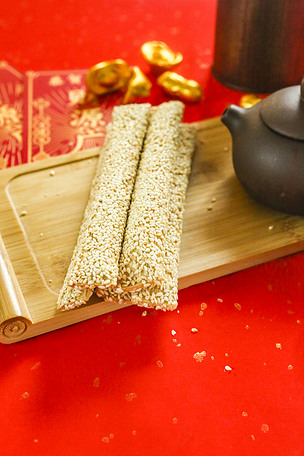 中国红喜庆场景中华习俗小年吃灶糖