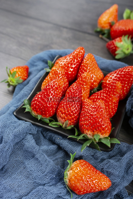 新鲜草莓摆拍