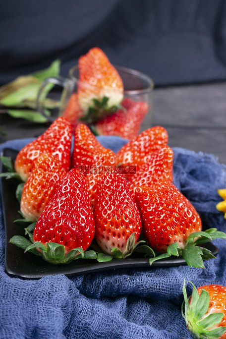 新鲜草莓摆拍