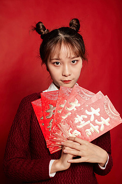 新年春节甜美青年女生棚拍动作形象展示