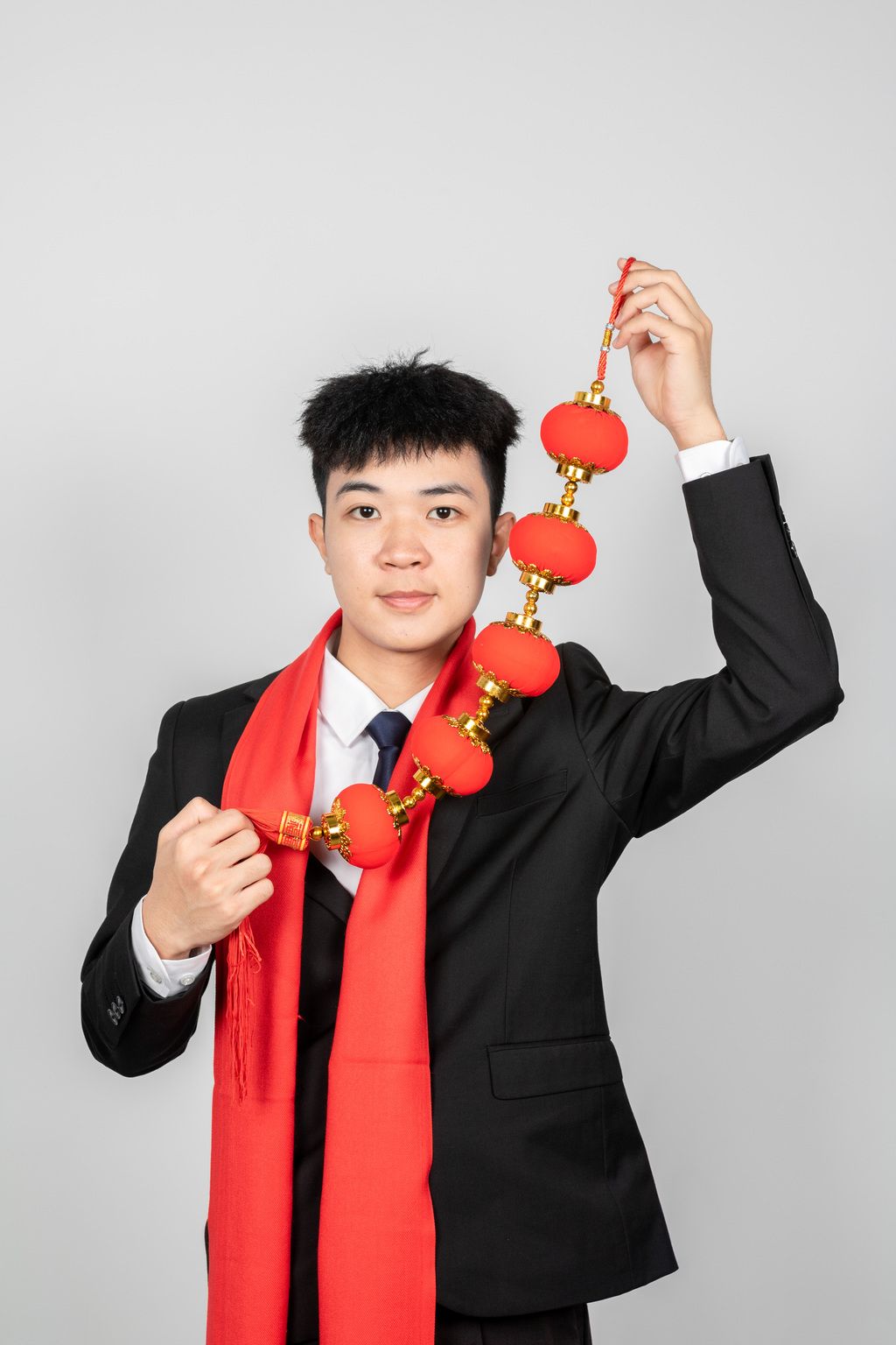 商务青年男性迎新年春节棚拍动作形象展示