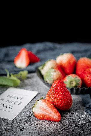 草莓水果暗调摆拍