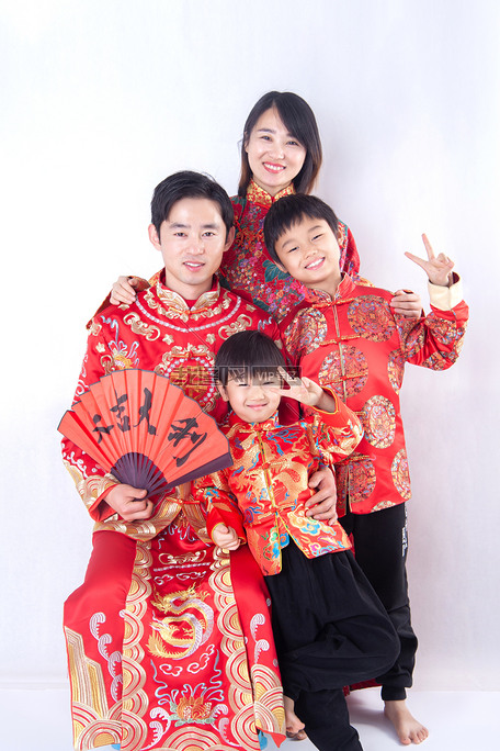 新年喜庆秀禾装全家福高清摄影人像图