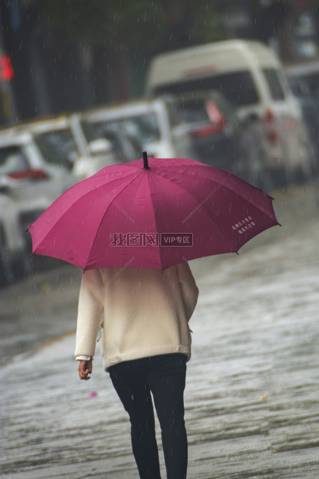 下雨天街道游客打伞