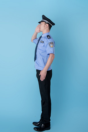 敬礼的保安人员