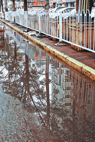 大雨后城市街道倒影