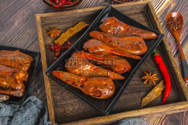 卤味鸭脖鸭货摄影图