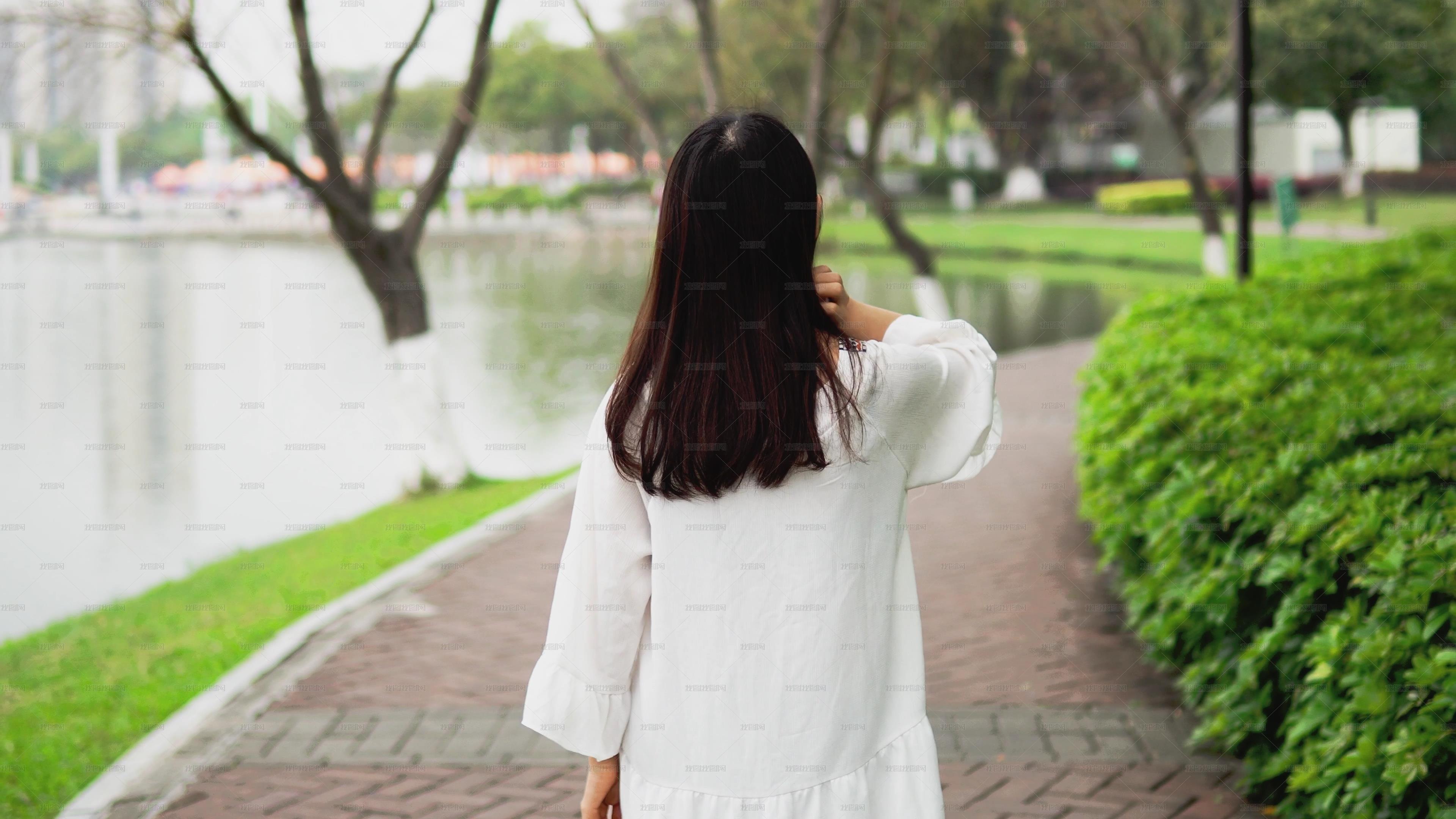 4k美女 4K美女走在公园路上散步背影视频下载-编号32862926-其他-我图网