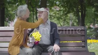 在一个春天的公园里鲜花亲吻他的女人