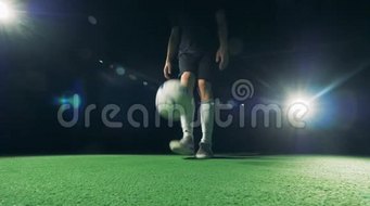 足球运动员脚带球 世界杯2018概念