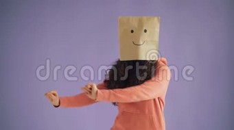 头上戴纸袋的女孩跳舞竖起大拇指像个招牌