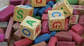 旋转字母和其他玩具木制立方体