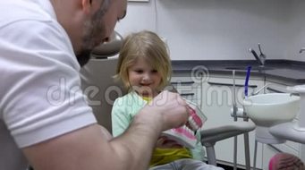 牙医展示了如何用刷牙清洁牙齿