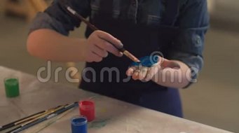儿童艺术治疗儿童手绘棕榈蓝