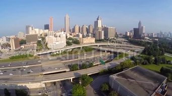 佐治亚州亚特兰大市中心和20号州际公路的空中录像