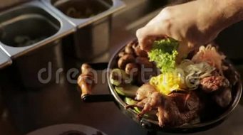 把莴苣叶放在盘子里放热烤肉串和烤蔬菜