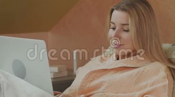 在医院使用笔记本电脑的女性患者的全长侧视图
