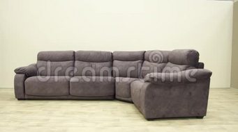 角绒紫色沙发 舒适的内部 极简主义公寓