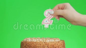 在一个美味的蛋糕上放两个生日蜡烛绿色屏幕2