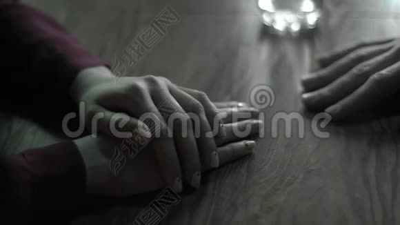 男手在约会时碰到女手 特写镜头 慢动作