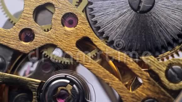 在钟表内部齿轮转动时钟