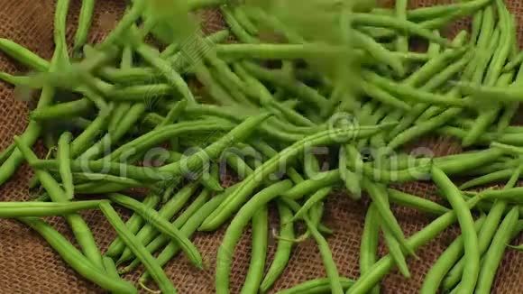 毛布背景下的新鲜青豆